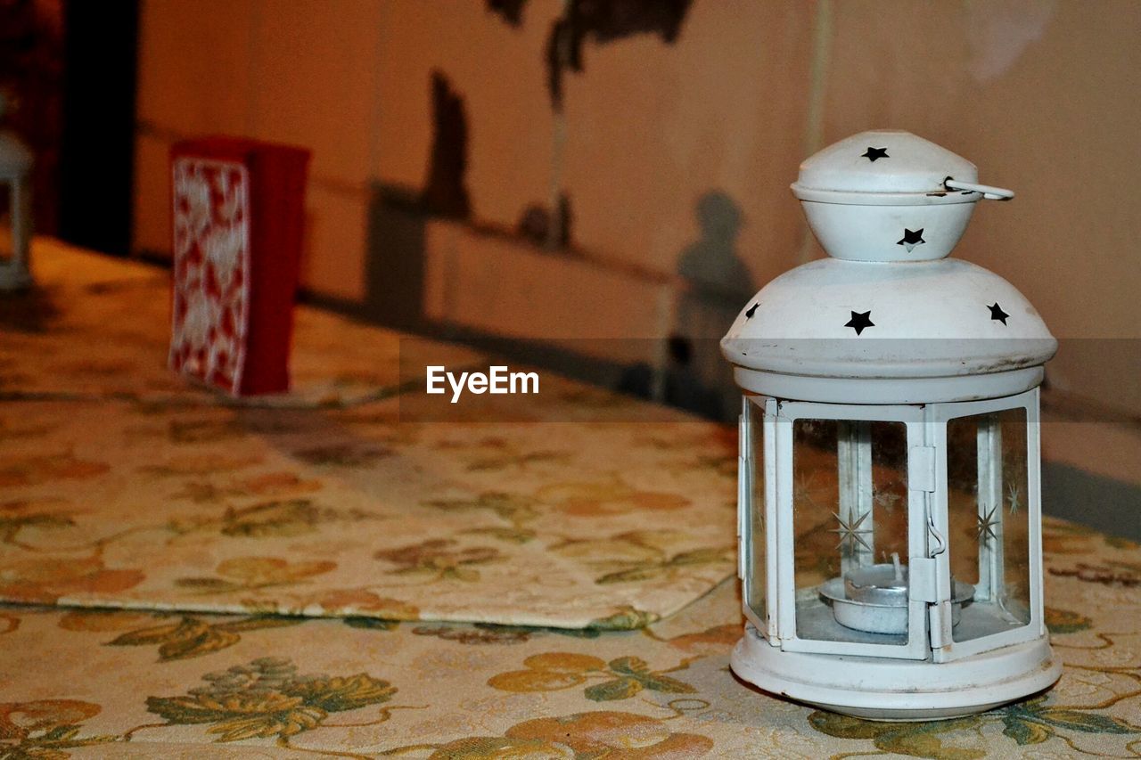 CLOSE-UP VIEW OF ELECTRIC LAMP