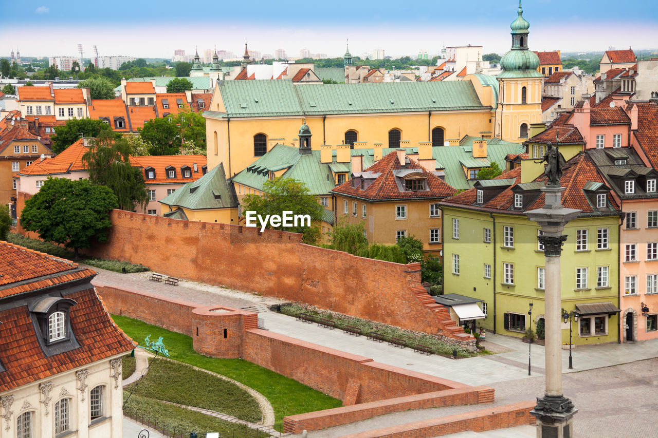 HIGH ANGLE VIEW OF TOWNSCAPE AGAINST SKY