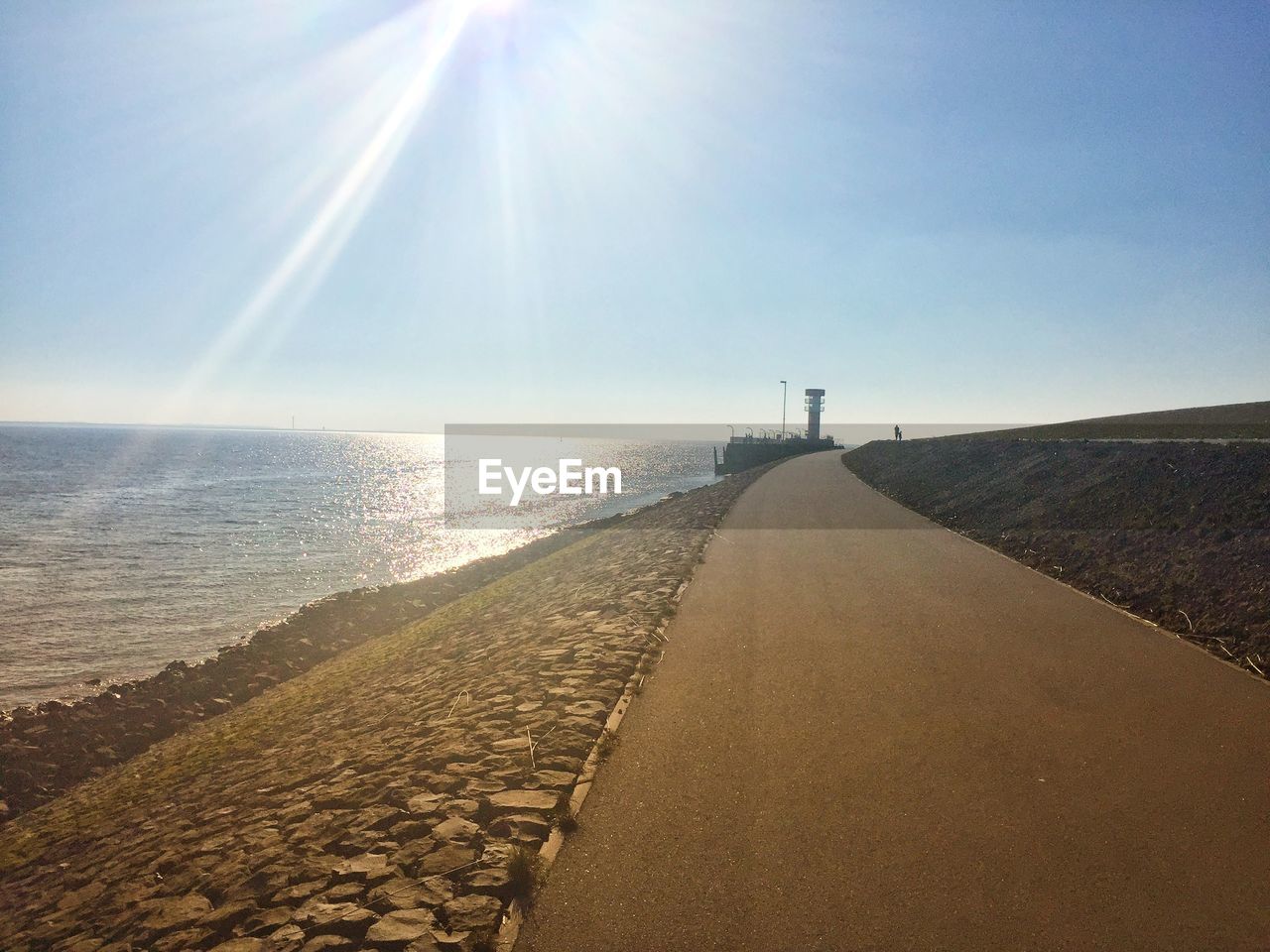 WALKWAY BY SEA AGAINST SKY