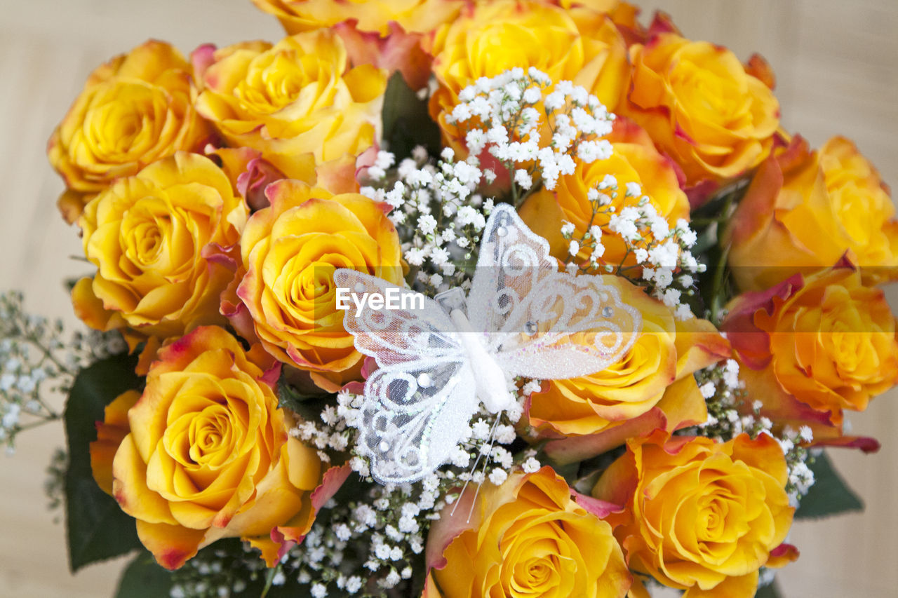 HIGH ANGLE VIEW OF YELLOW ROSES ON BOUQUET