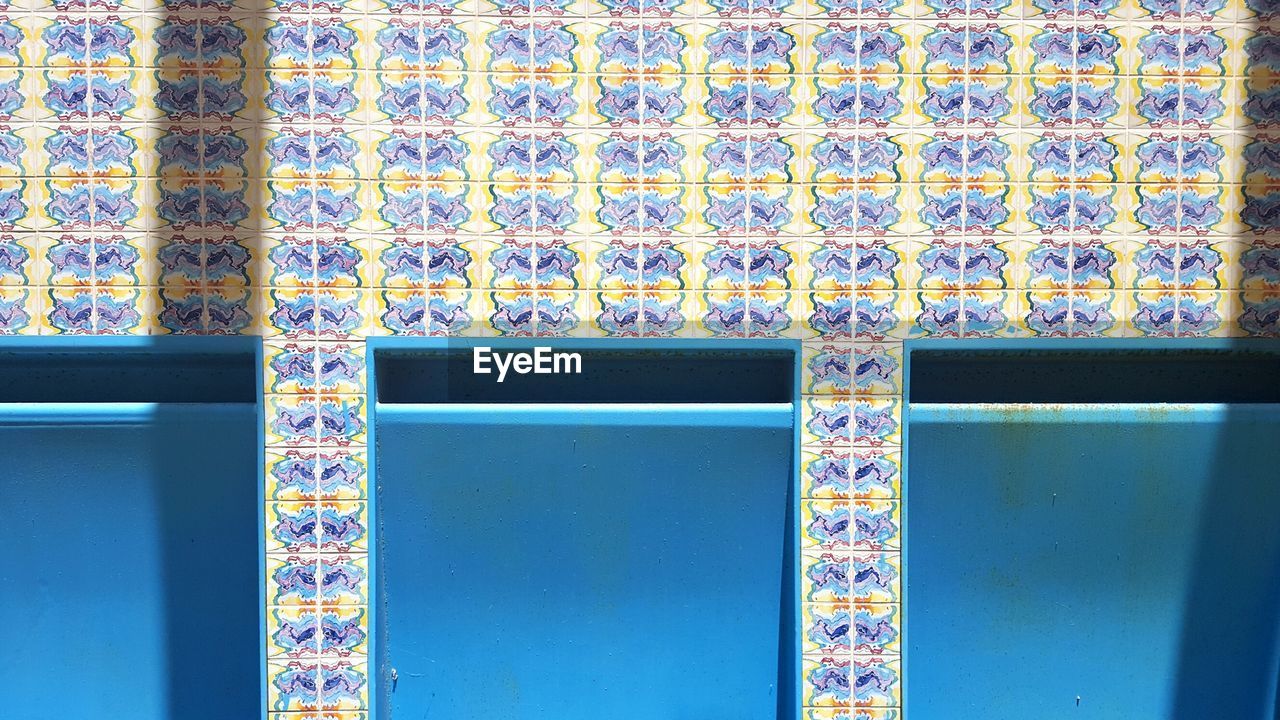 CLOSE-UP OF BLUE PATTERN