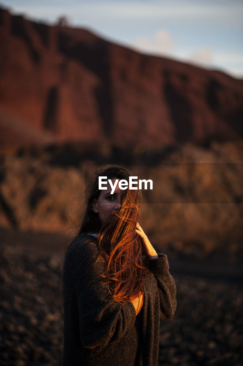 PORTRAIT OF YOUNG WOMAN LOOKING AWAY