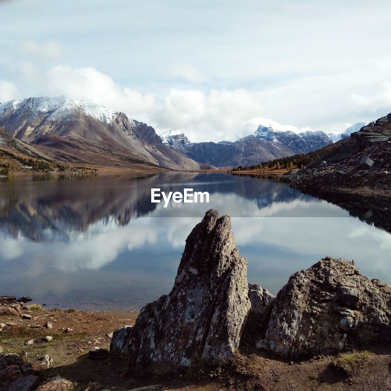 Panoramic view of lake and mountains against sky