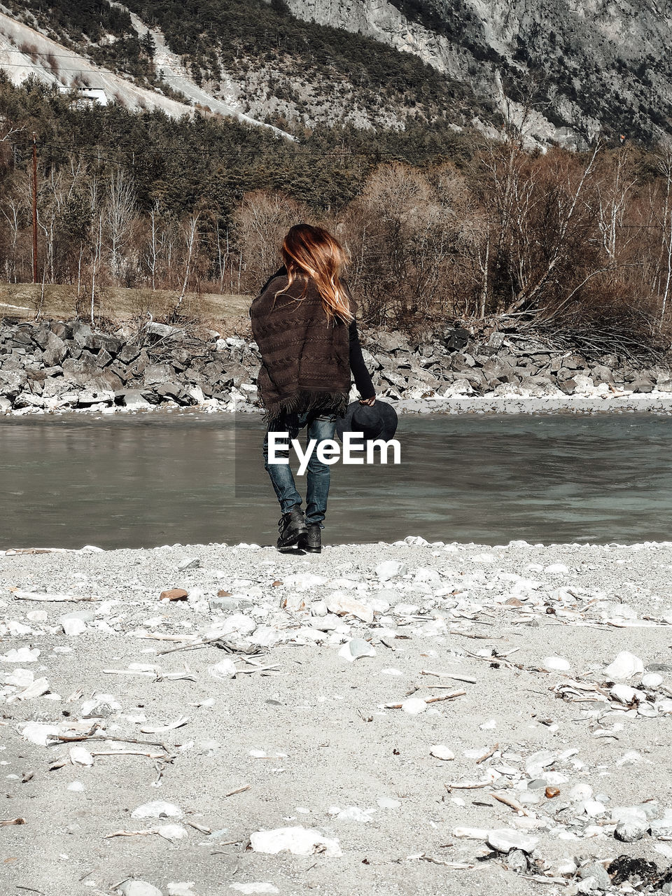 FULL LENGTH OF WOMAN WALKING ON SNOW DURING WINTER