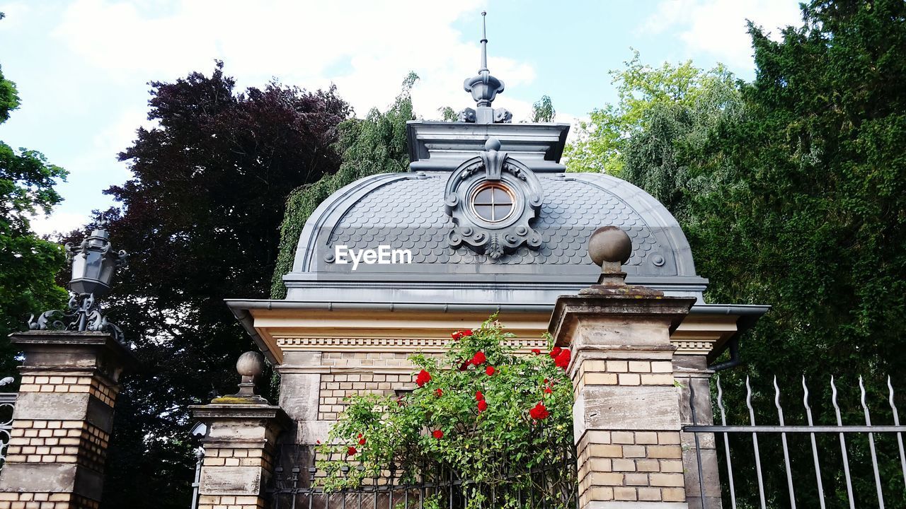 LOW ANGLE VIEW OF STATUE ON BUILDING