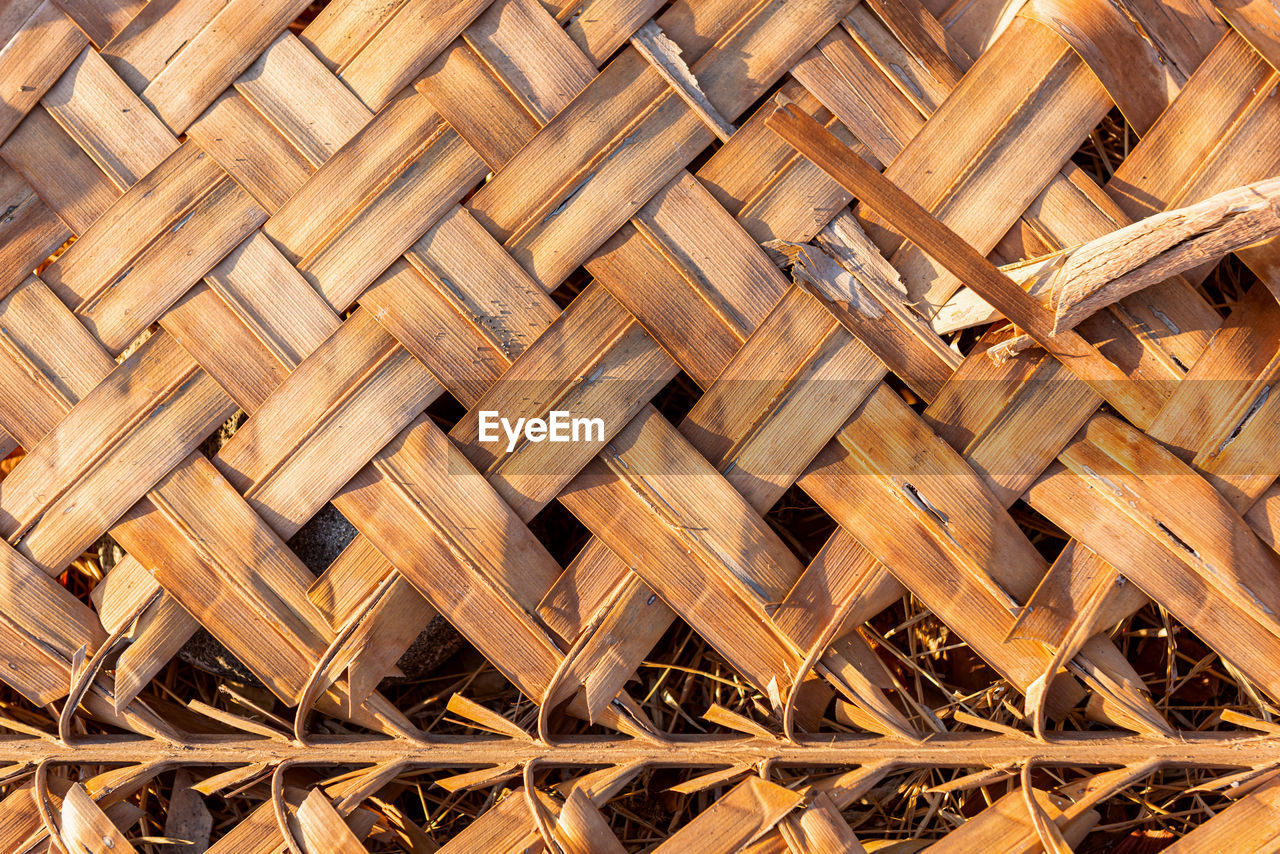 FULL FRAME SHOT OF CEILING OF WOODEN STRUCTURE