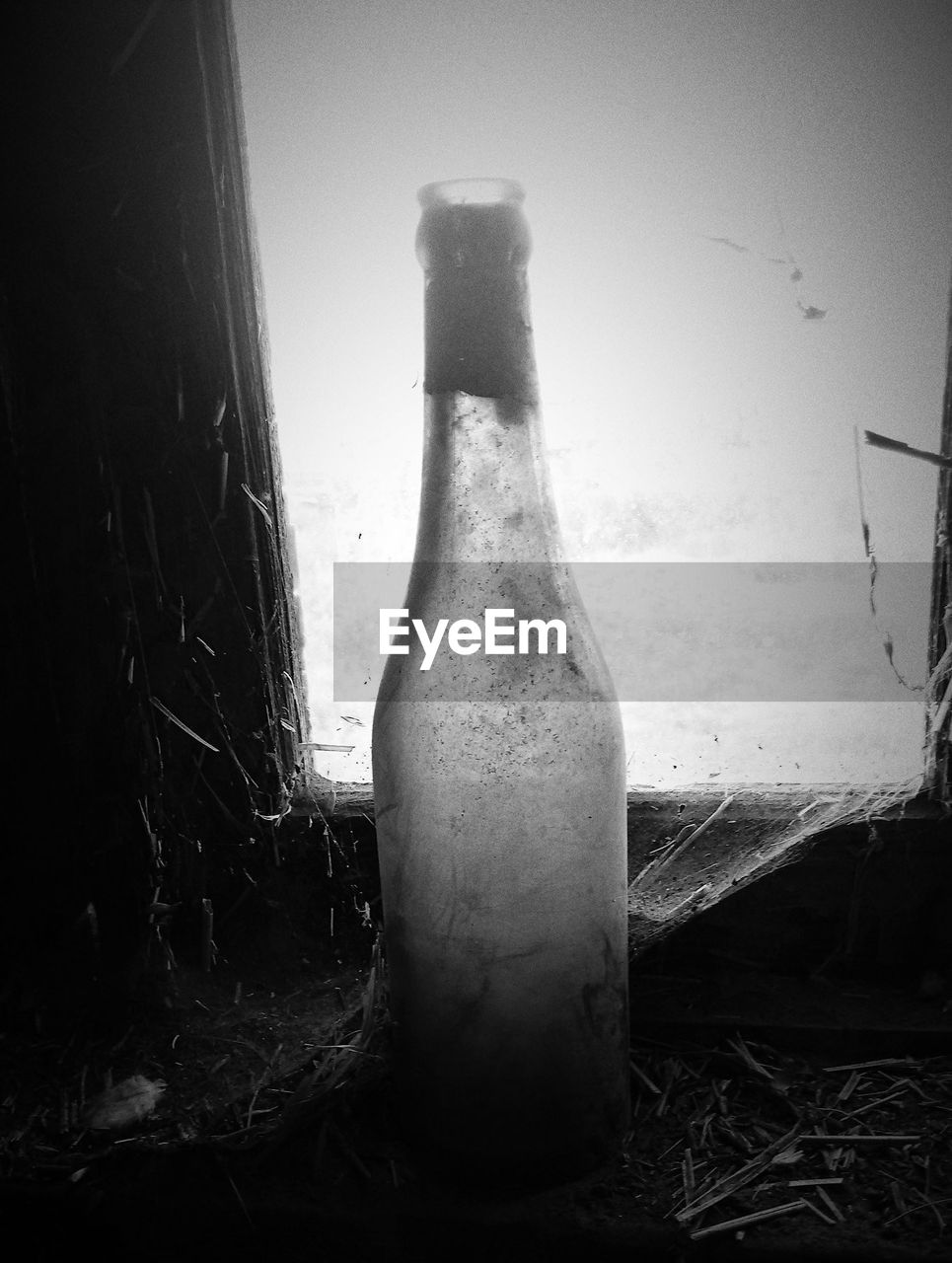 CLOSE-UP OF BEER BOTTLE IN GLASS