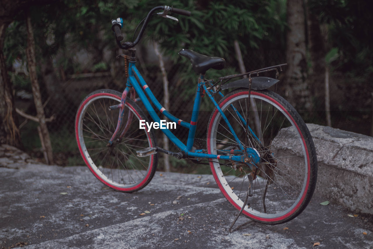 SIDE VIEW OF BICYCLE PARKED ON STONE