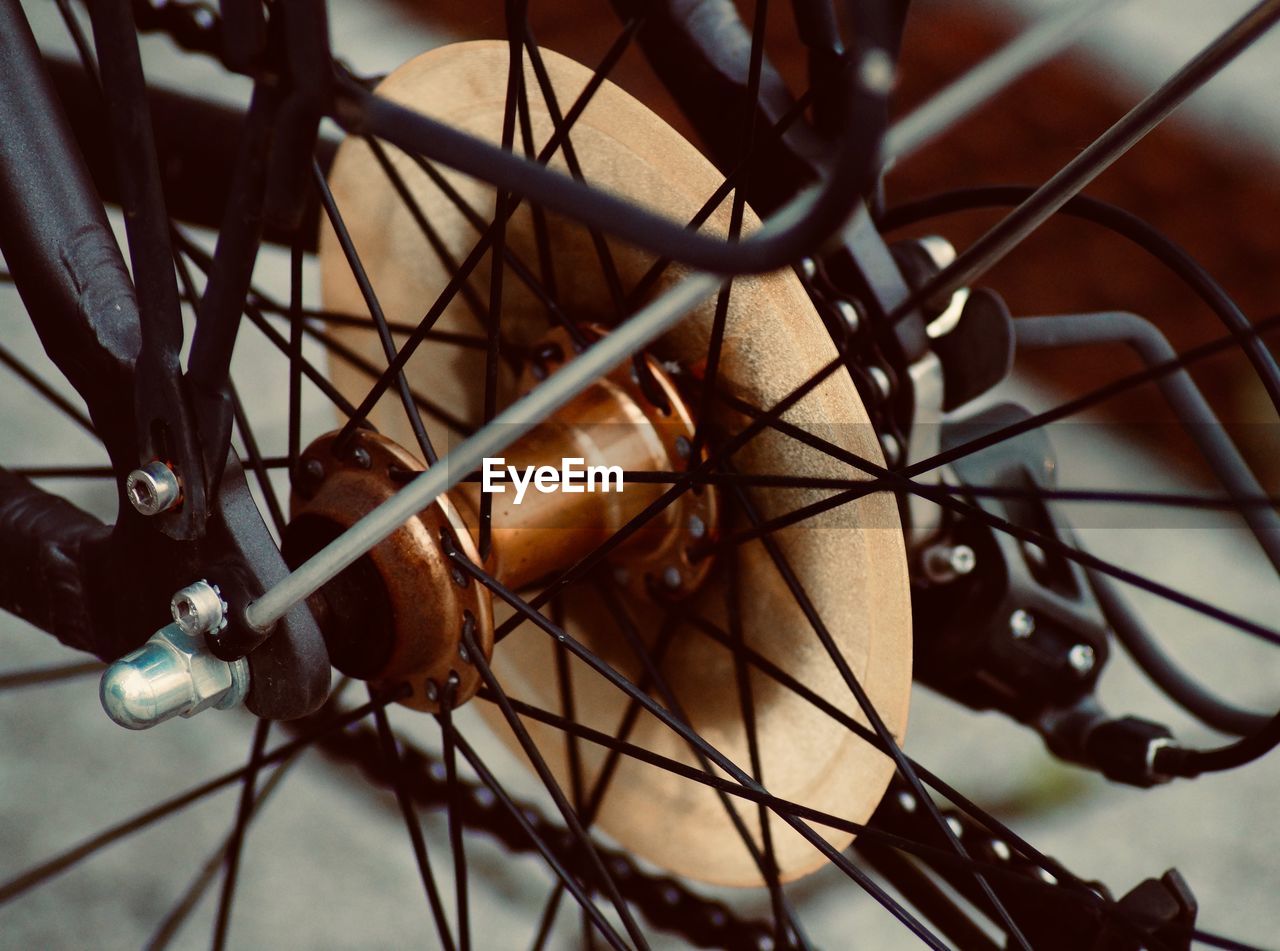 HIGH ANGLE VIEW OF BICYCLE WHEEL IN METAL