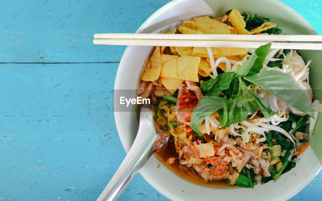 HIGH ANGLE VIEW OF FOOD IN PLATE