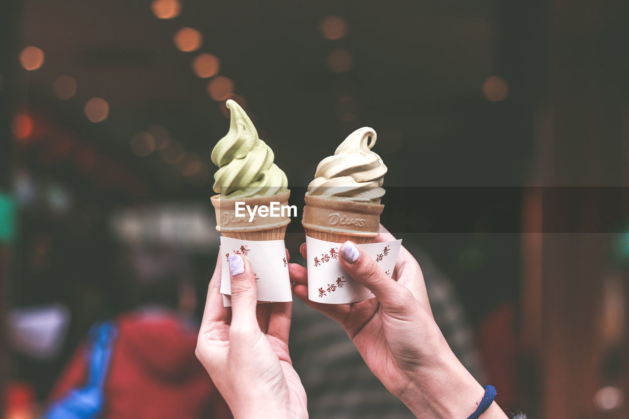 CROPPED IMAGE OF HAND HOLDING ICE CREAM CONE