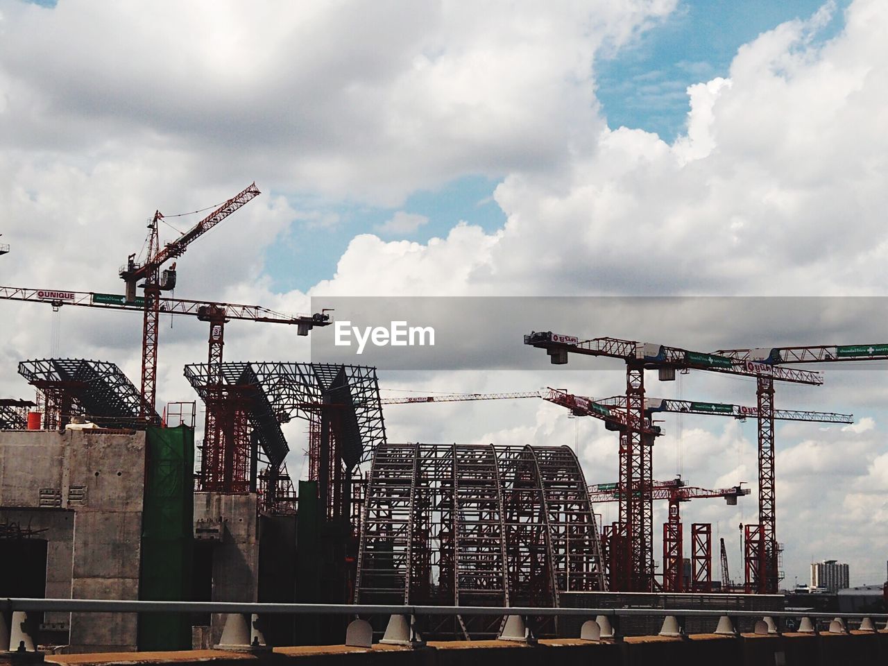 LOW ANGLE VIEW OF CRANES AGAINST SKY