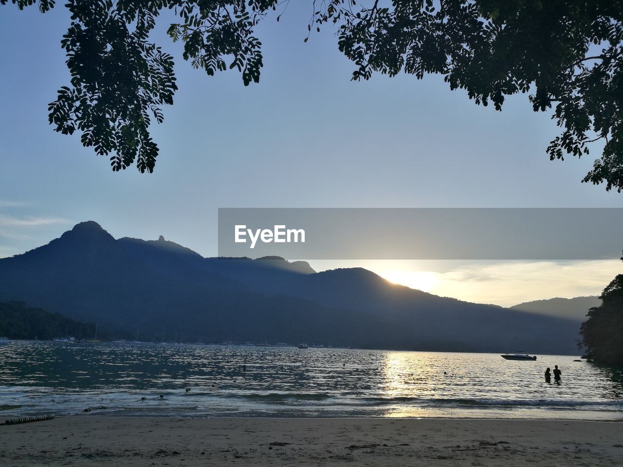 SCENIC VIEW OF SEA AGAINST MOUNTAINS