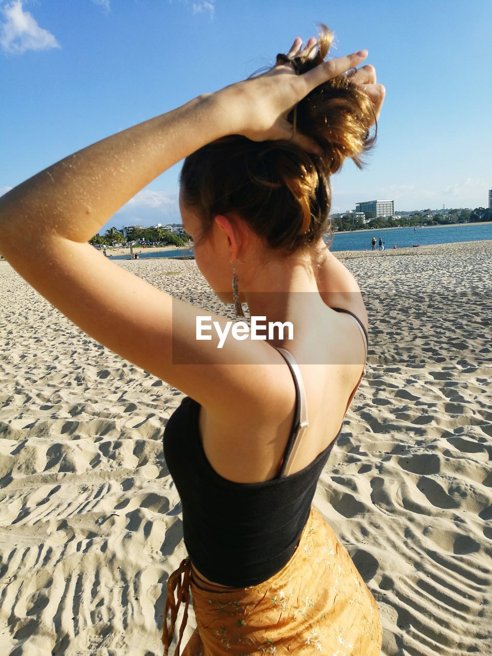 FULL LENGTH OF YOUNG WOMAN AT BEACH