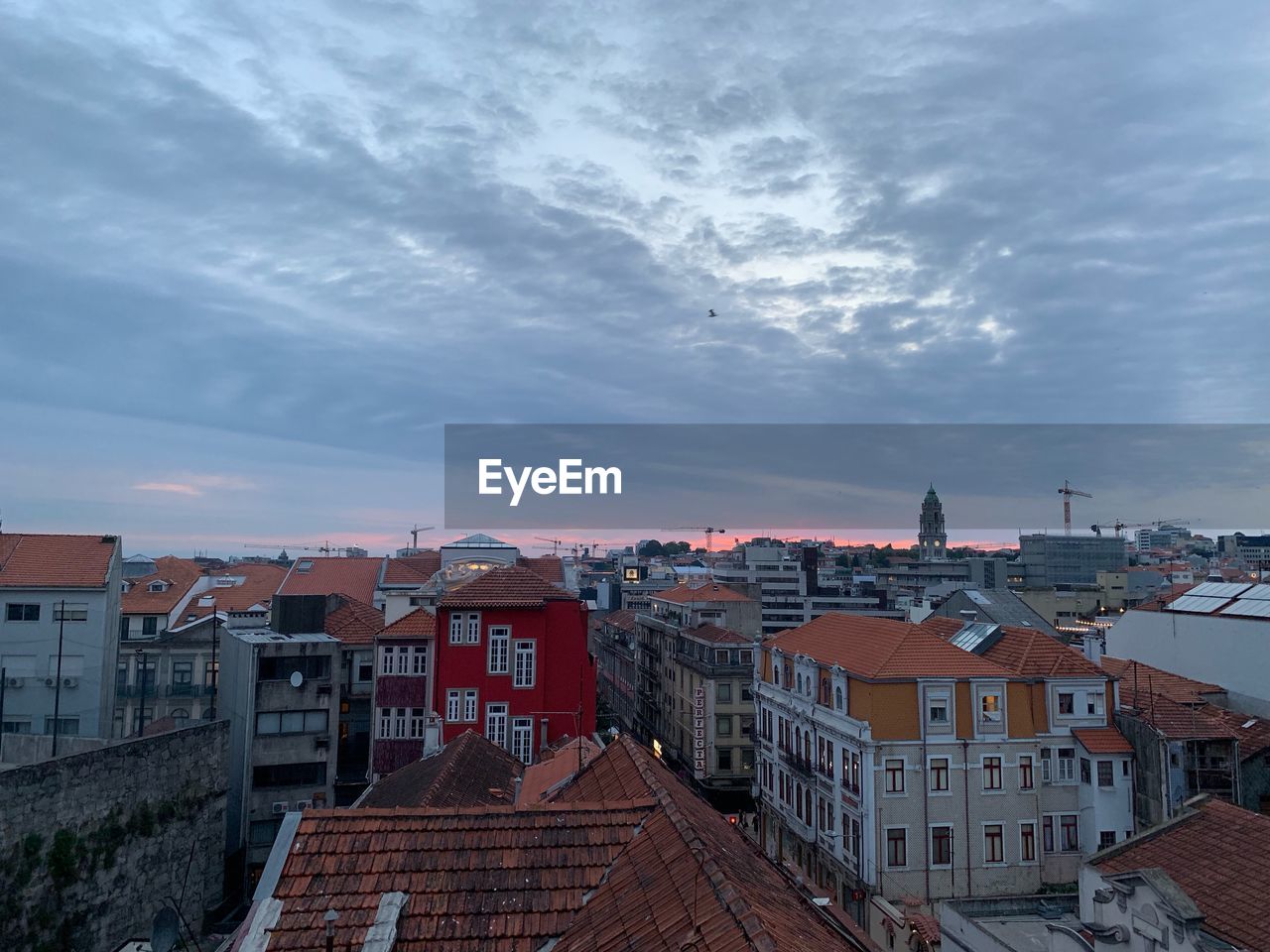 HIGH ANGLE VIEW OF BUILDINGS AGAINST CLOUDY SKY