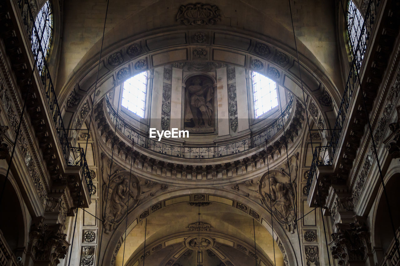 LOW ANGLE VIEW OF ORNATE BUILDING