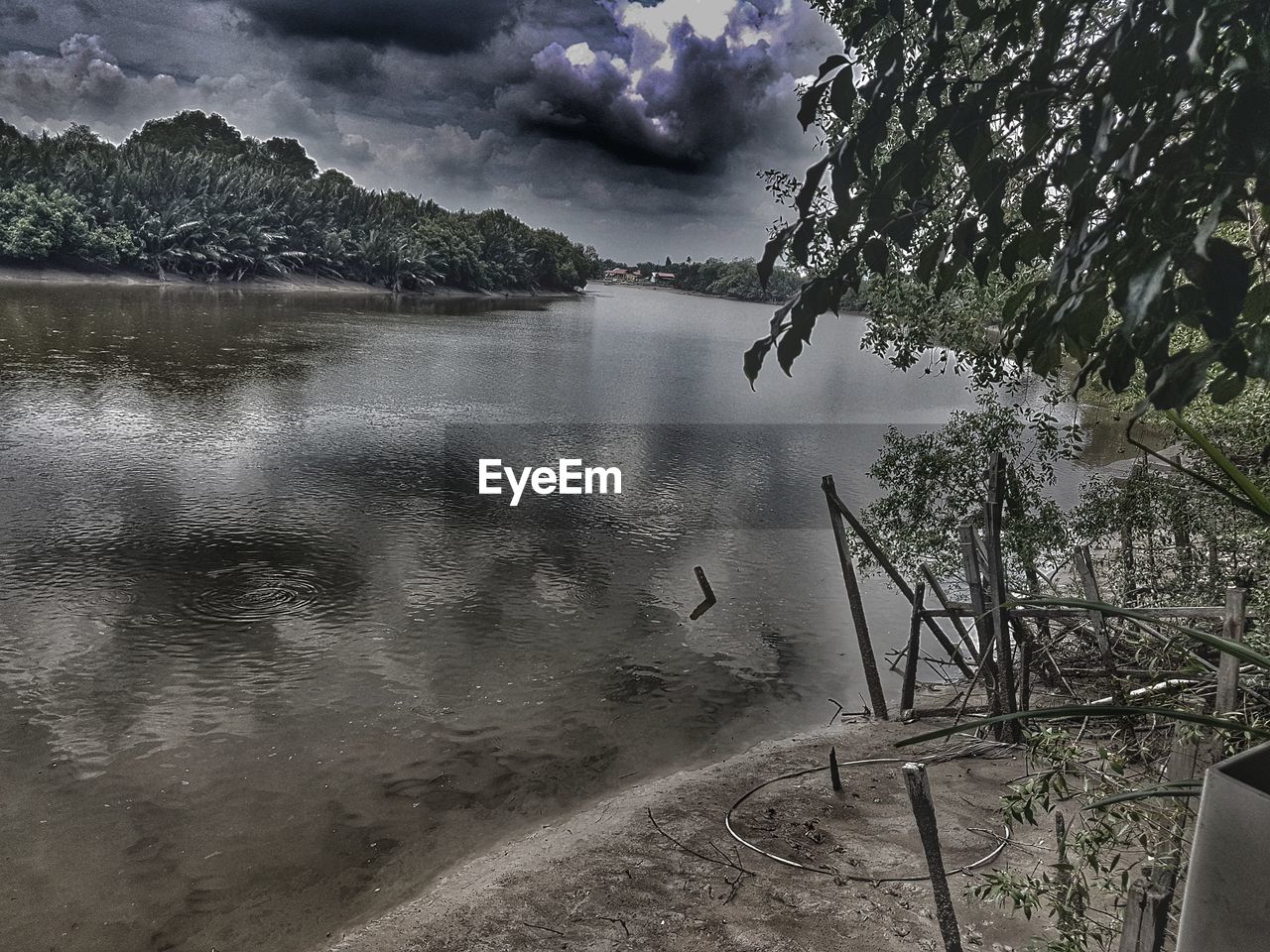 SCENIC VIEW OF LAKE BY MOUNTAIN AGAINST SKY