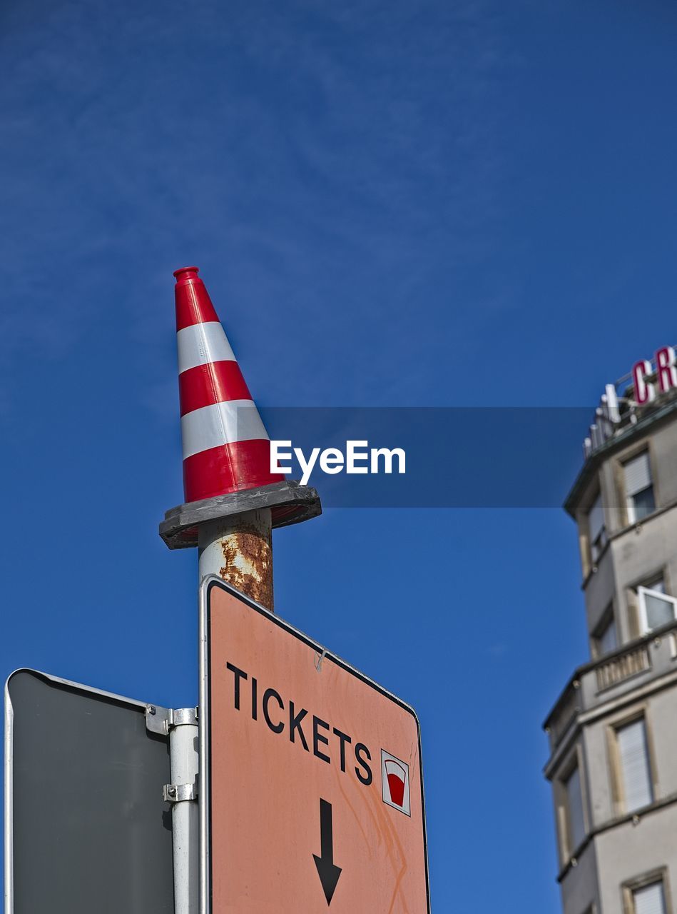 LOW ANGLE VIEW OF INFORMATION SIGN AGAINST BUILDING