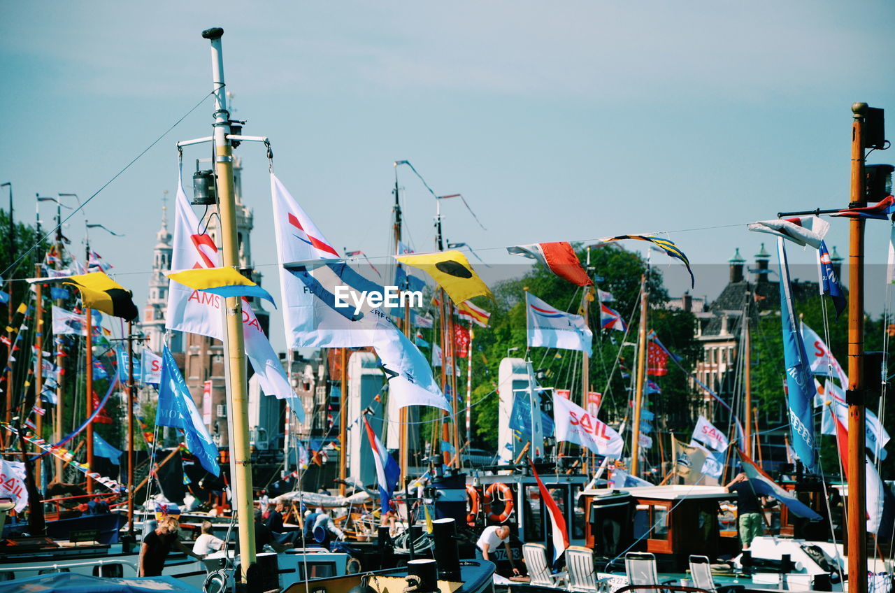 FLAGS IN CITY