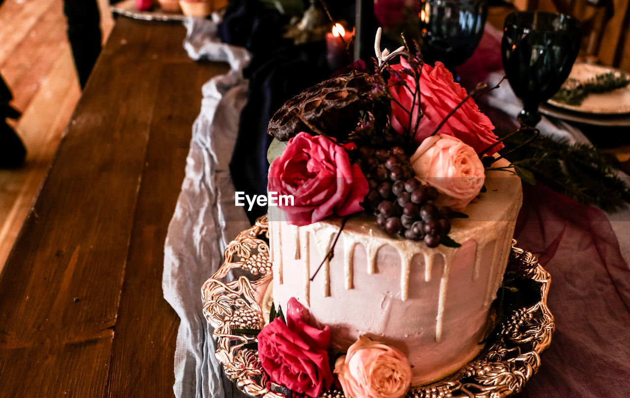 HIGH ANGLE VIEW OF ROSE BOUQUET