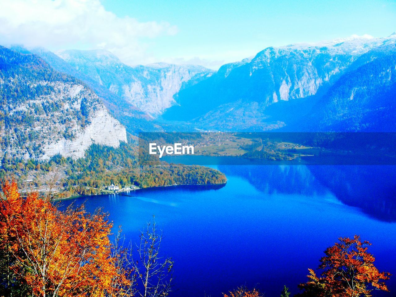 SCENIC VIEW OF SEA AND MOUNTAIN RANGE