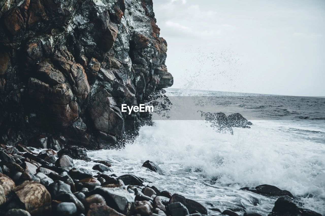 SCENIC VIEW OF ROCKY BEACH