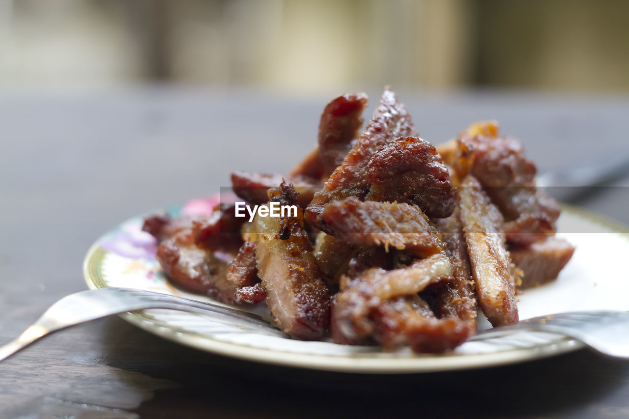 CLOSE-UP OF MEAT IN PLATE