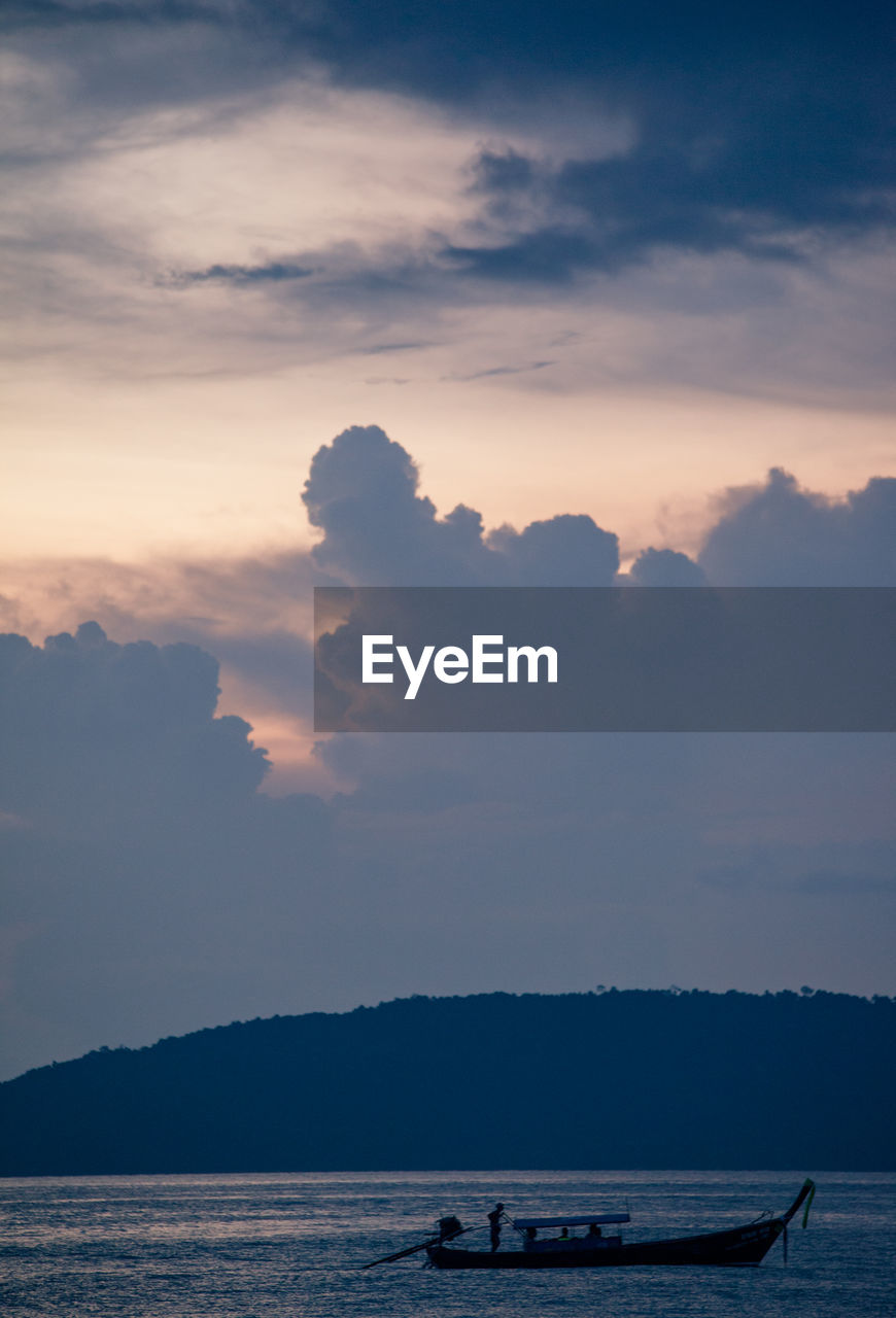 SCENIC VIEW OF SEA AND MOUNTAINS AGAINST SKY