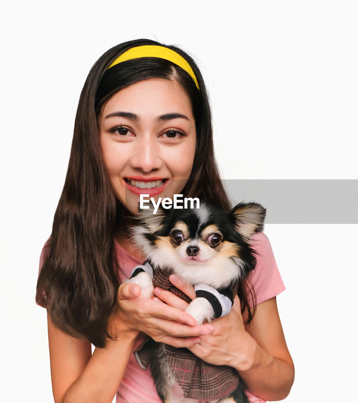 PORTRAIT OF YOUNG WOMAN SMILING