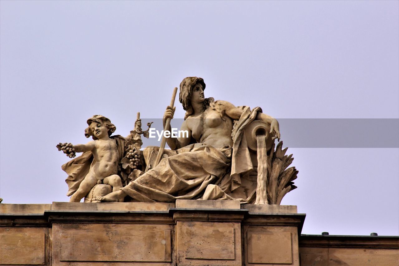 LOW ANGLE VIEW OF STATUES AGAINST CLEAR SKY