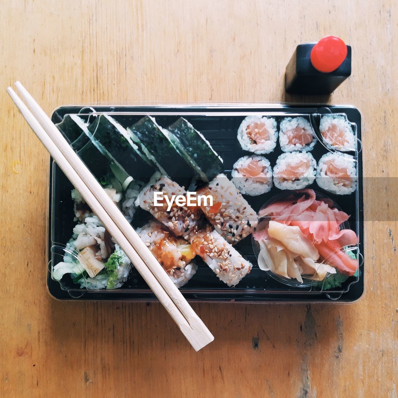 HIGH ANGLE VIEW OF SUSHI IN TRAY ON TABLE