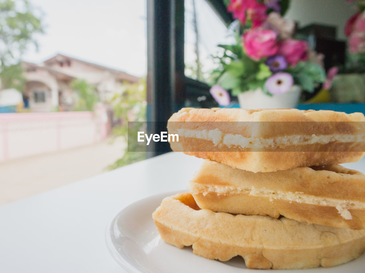 CLOSE-UP OF BREAD ON TABLE