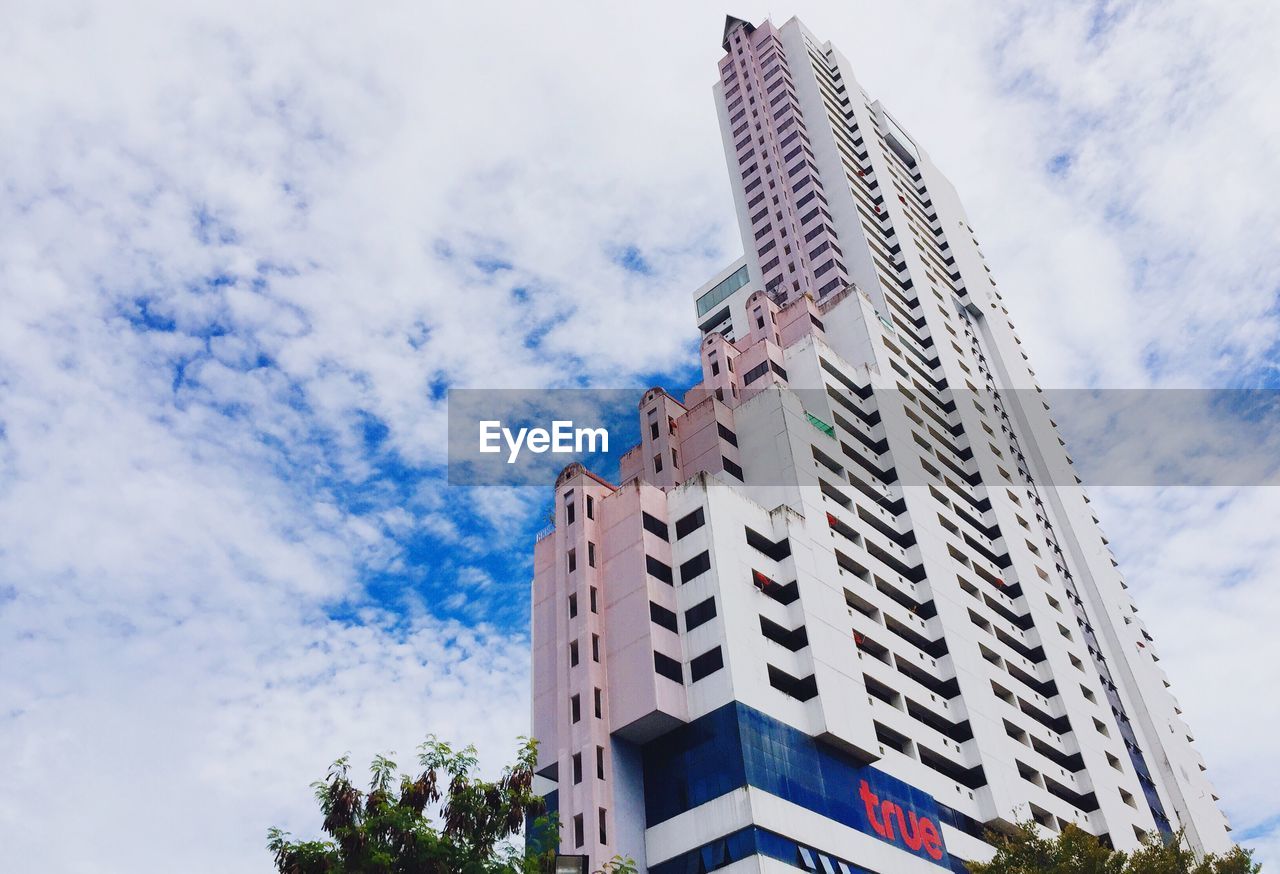 LOW ANGLE VIEW OF MODERN BUILDINGS AGAINST SKY