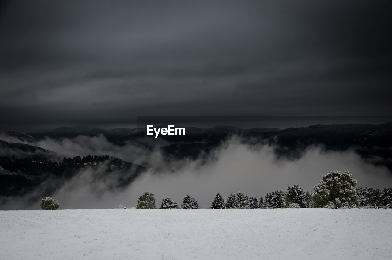 PANORAMIC VIEW OF MOUNTAIN AGAINST SKY