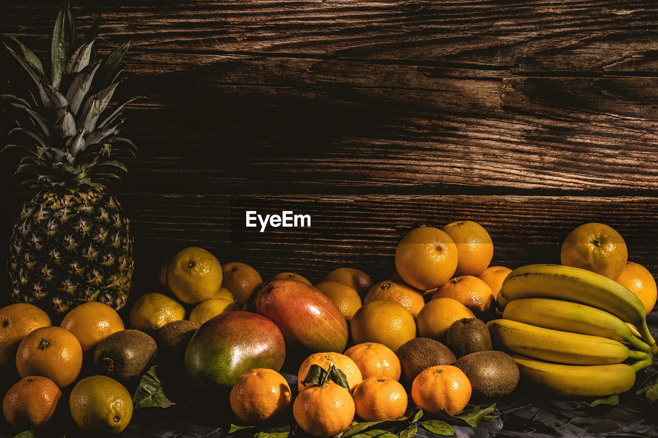 FULL FRAME SHOT OF APPLES AND TABLE