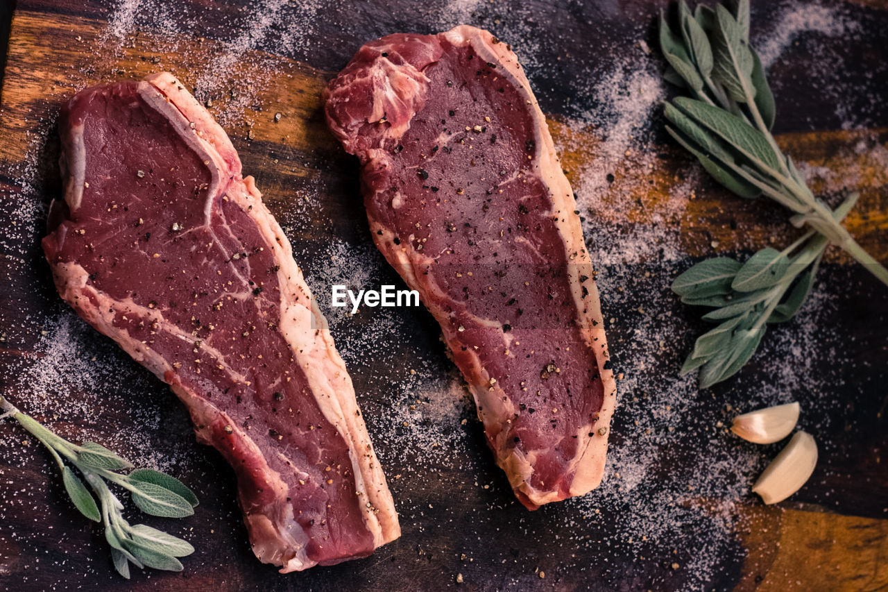 DIRECTLY ABOVE SHOT OF MEAT ON GRILL