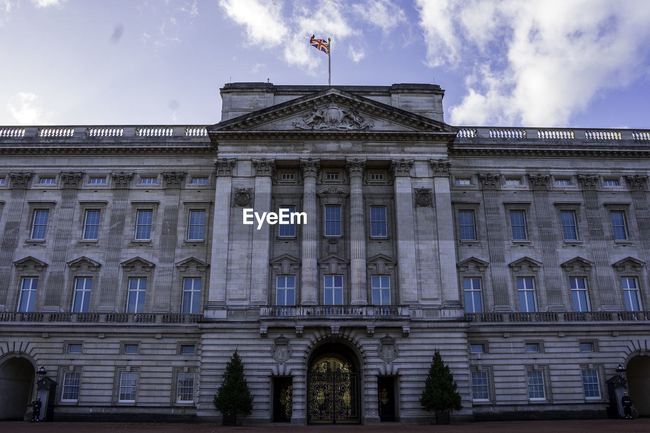 Central entrance of buckingham palace in london in front of blue sky