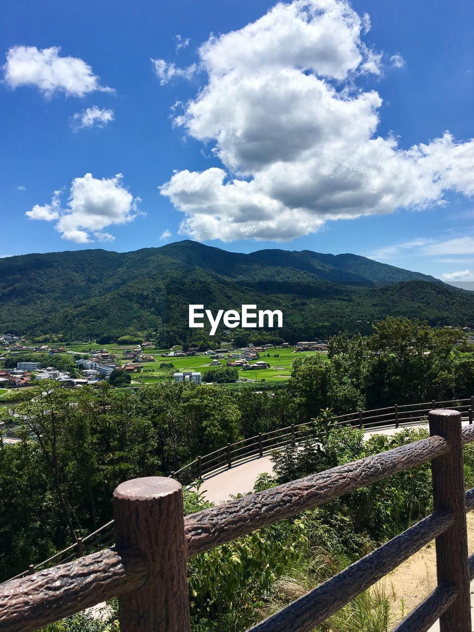 SCENIC VIEW OF FARM AGAINST SKY