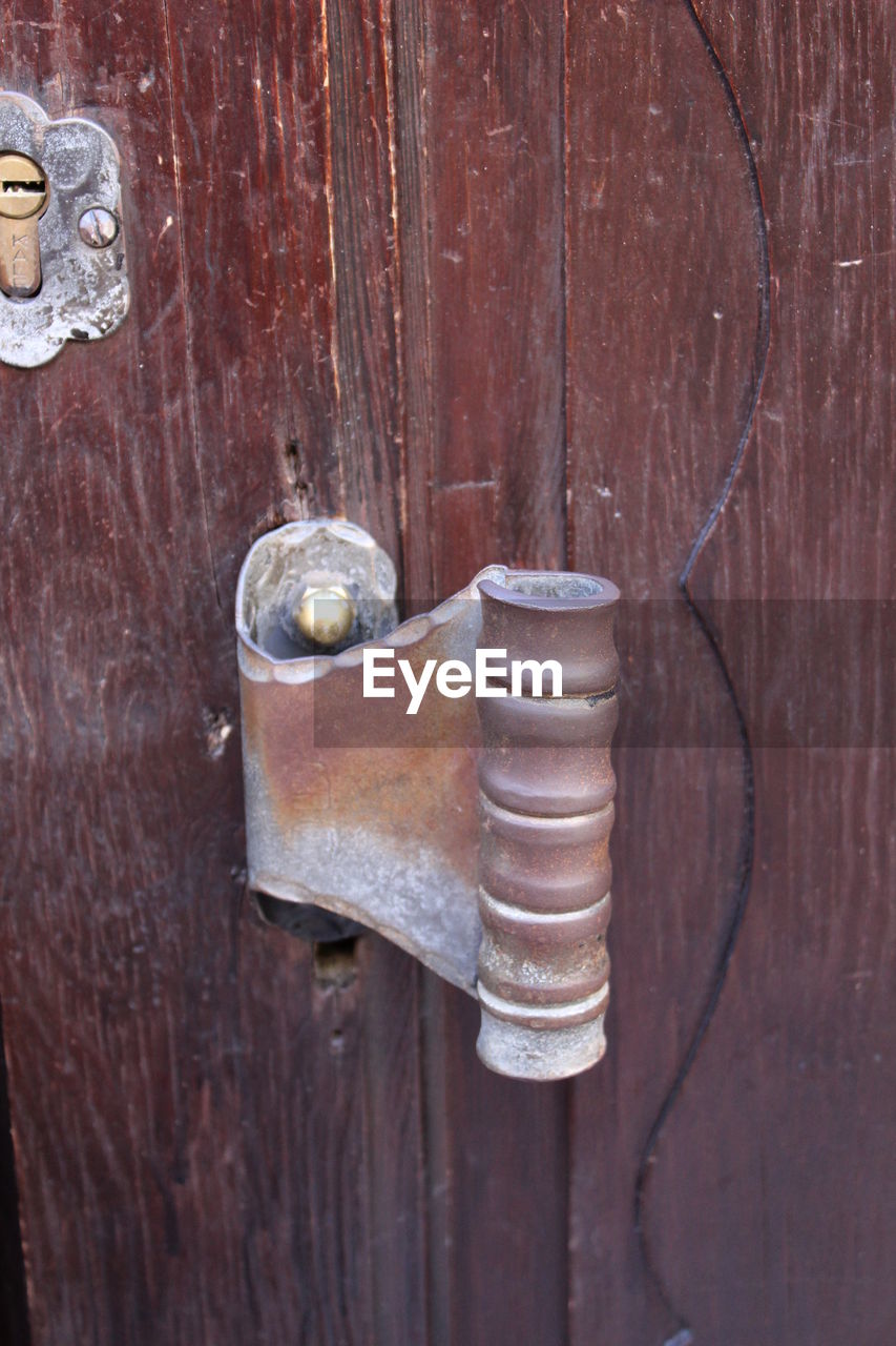 CLOSE-UP OF DOOR HANDLE ON METAL