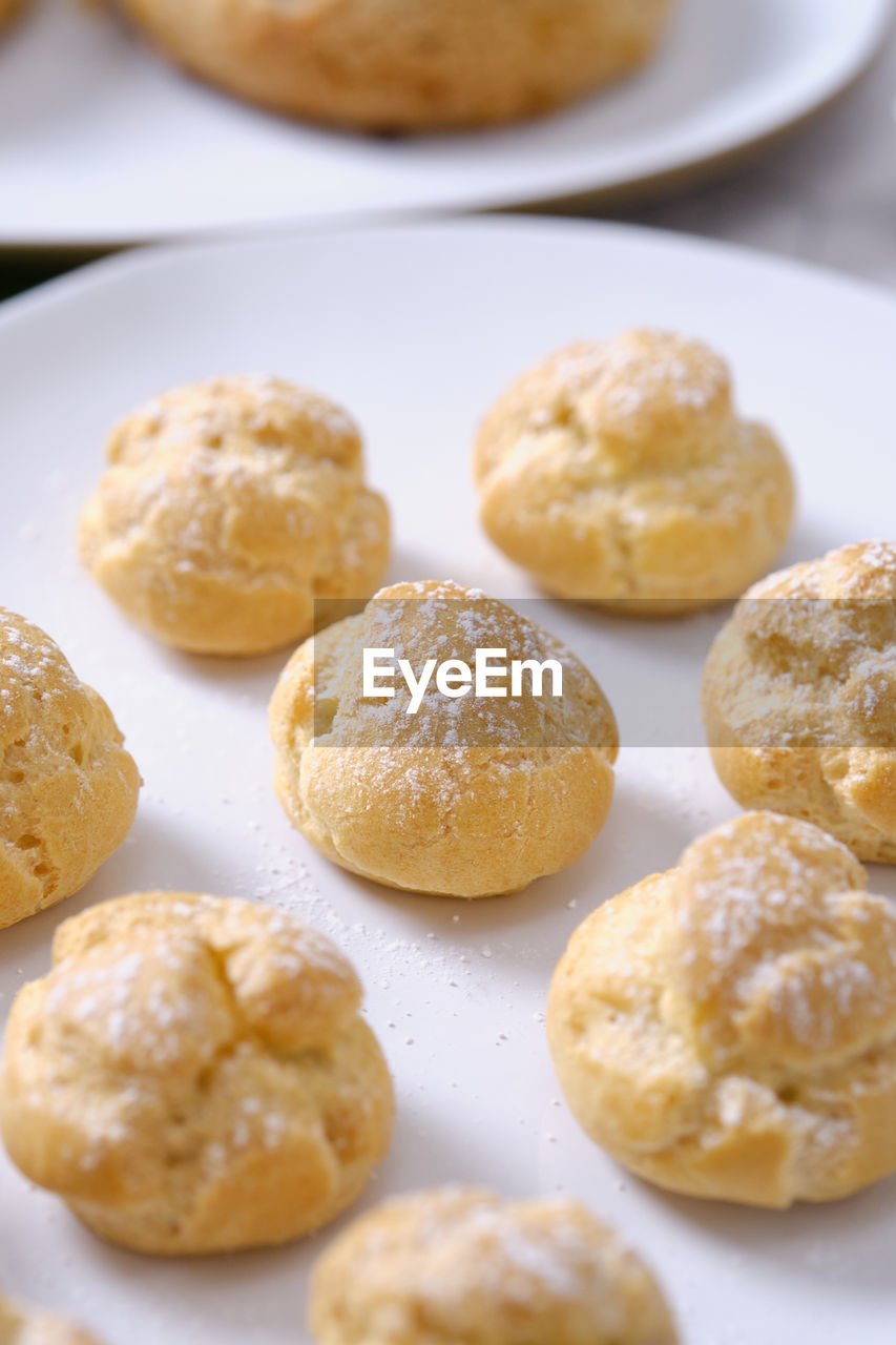 CLOSE-UP OF COOKIES IN PLATE