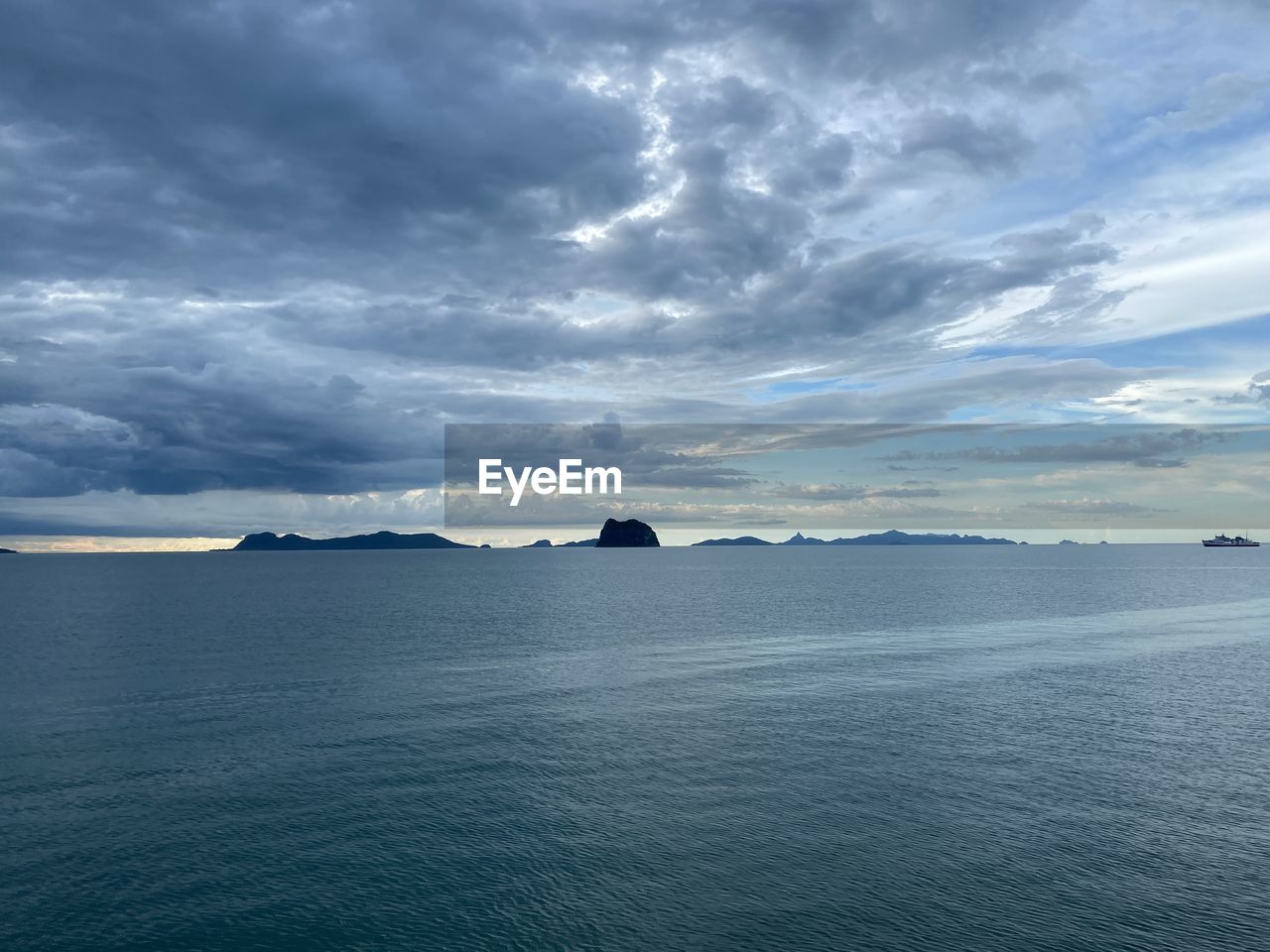 SCENIC VIEW OF SEA AND MOUNTAINS AGAINST SKY