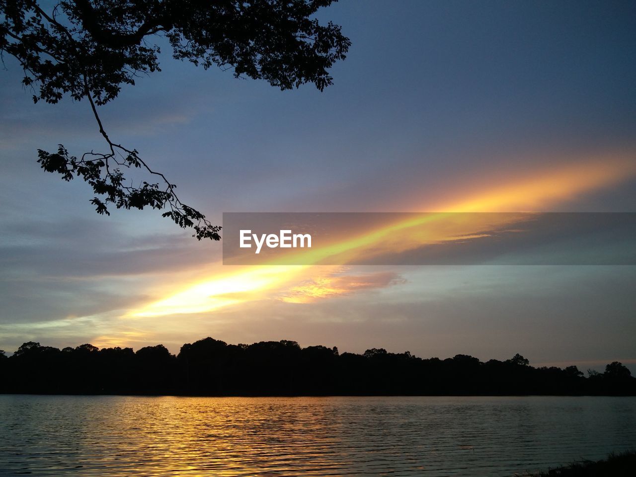 SCENIC VIEW OF LAKE AGAINST SKY AT SUNSET