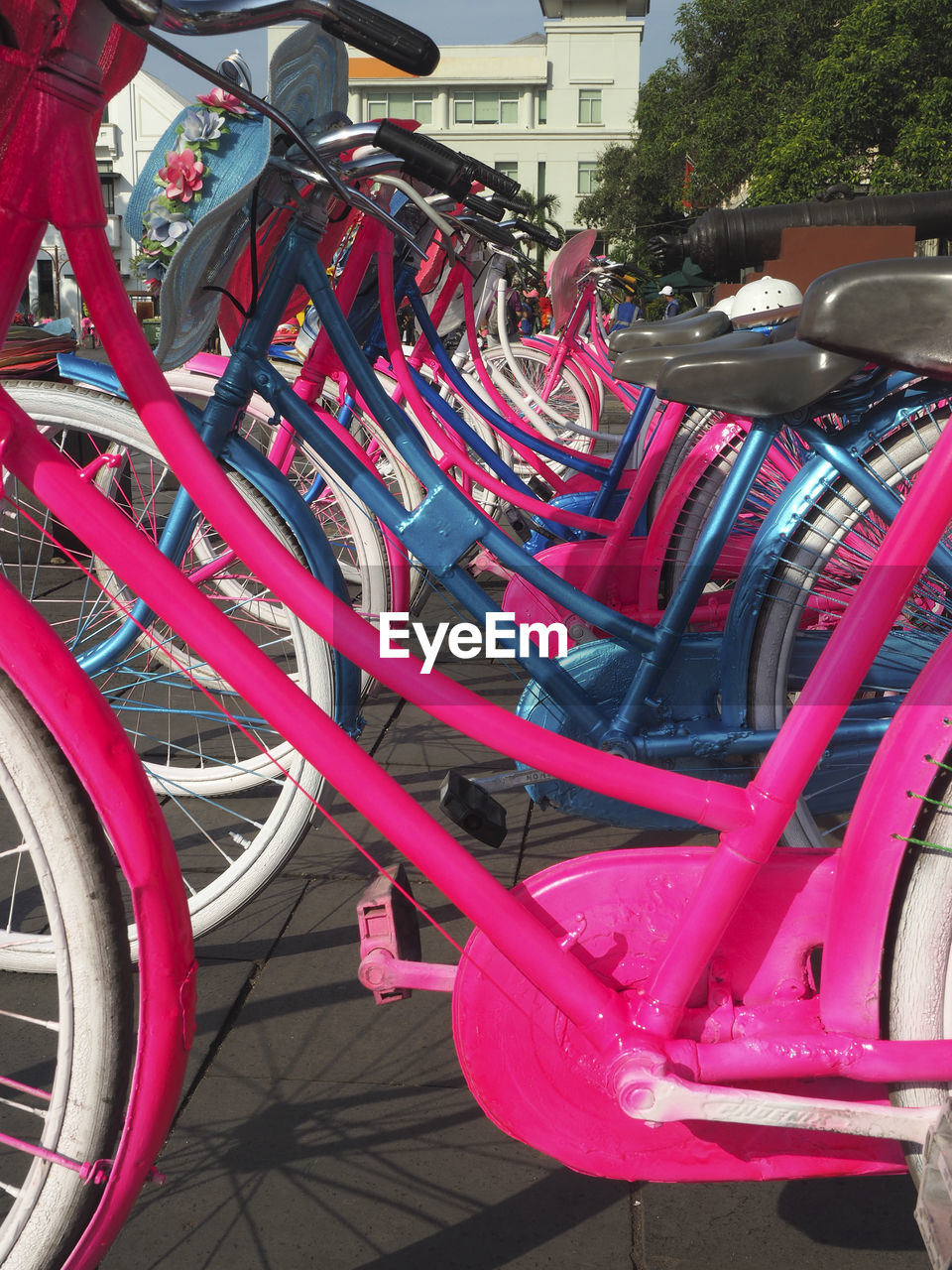 CLOSE-UP OF BICYCLE PARKED IN CITY