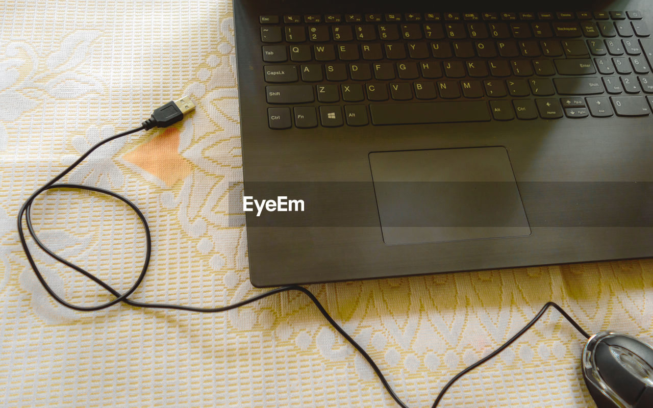 HIGH ANGLE VIEW OF LAPTOP KEYBOARD