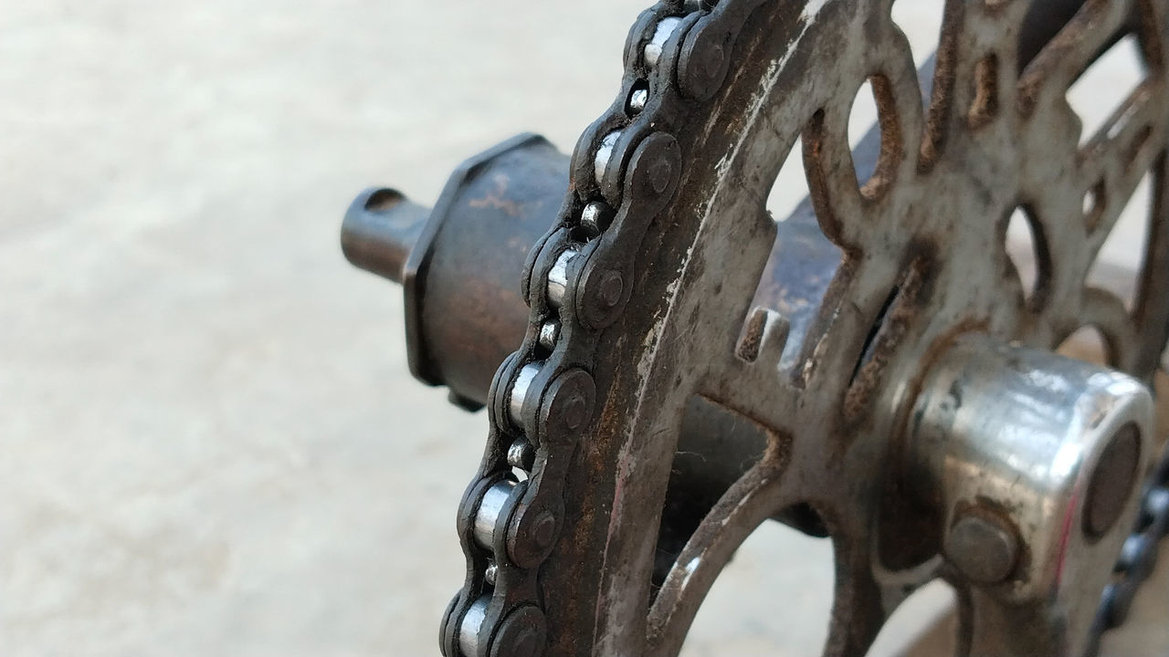 metal, close-up, iron, no people, wheel, day, focus on foreground, bicycle, old, chain, outdoors