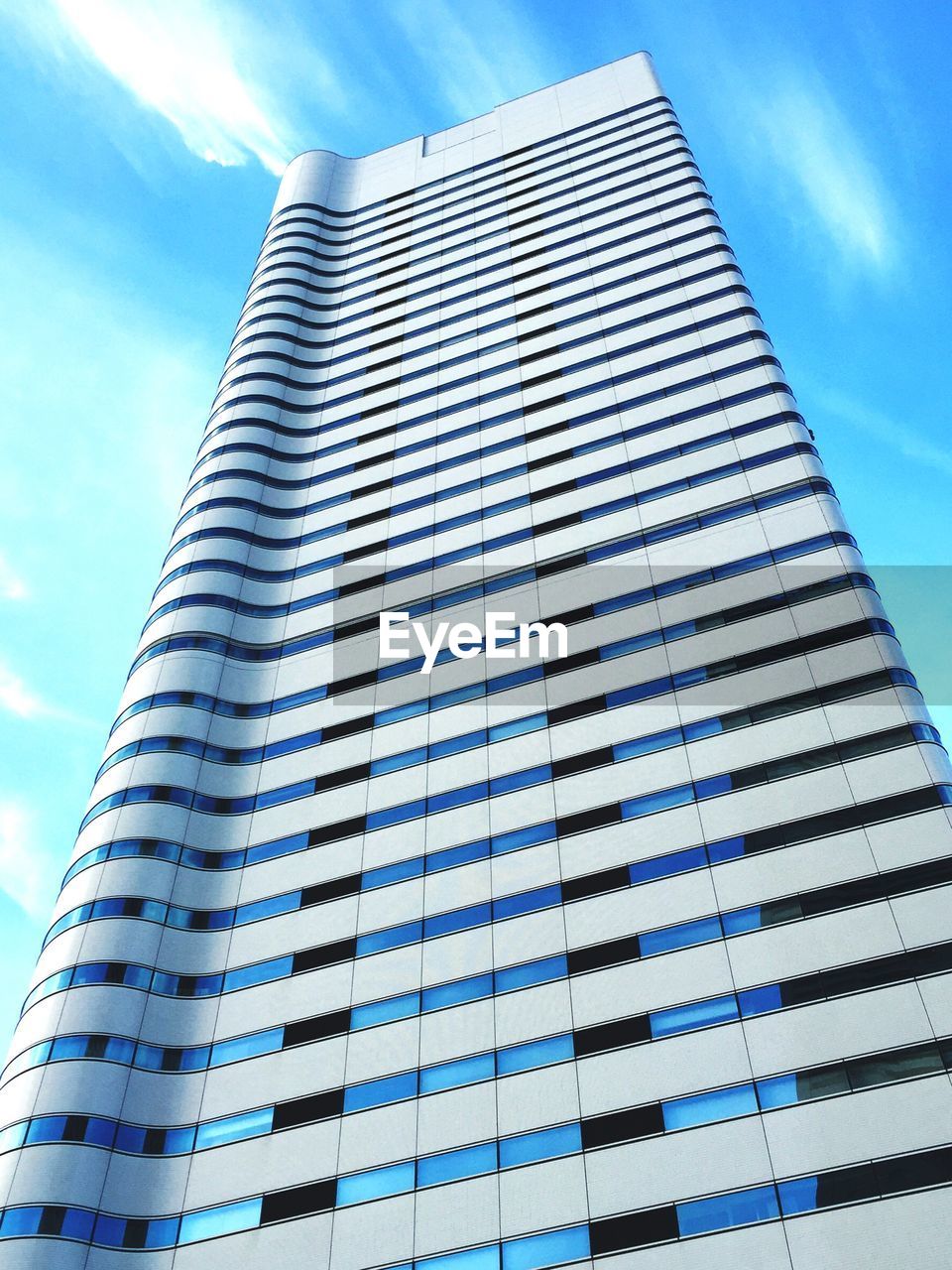 LOW ANGLE VIEW OF MODERN BUILDING AGAINST CLEAR SKY