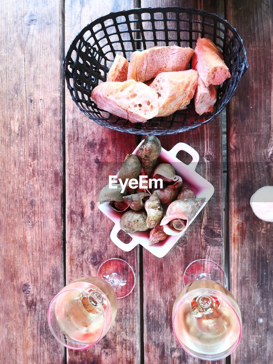 HIGH ANGLE VIEW OF ICE CREAM IN GLASS ON TABLE