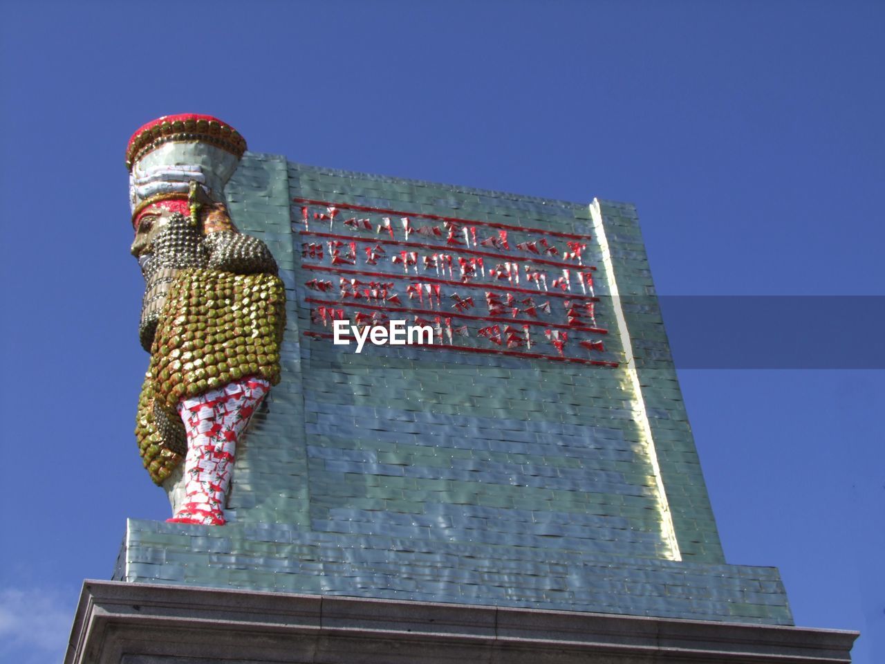 LOW ANGLE VIEW OF STATUE AGAINST BUILDING AGAINST SKY