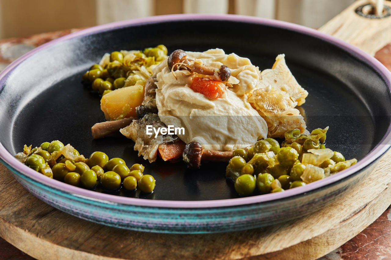 CLOSE-UP OF FOOD IN BOWL