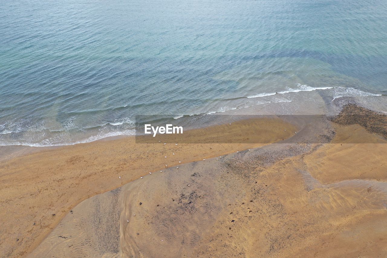 HIGH ANGLE VIEW OF BEACH ON SHORE